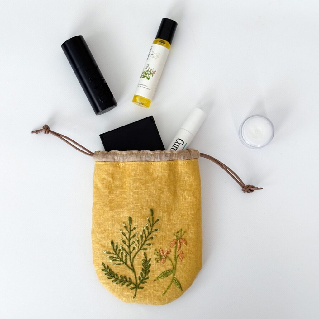 今回完成させた刺繍の巾着ポーチとその中身