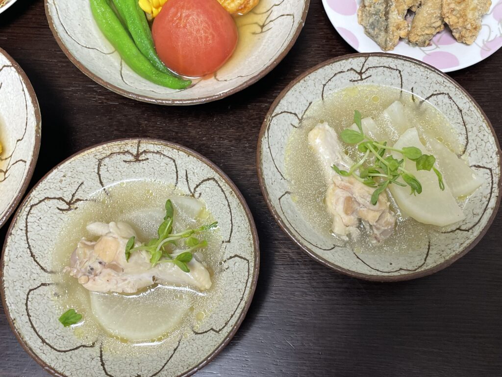 ワタナベマキさんレシピ「骨付き鶏もも肉の参鶏湯風」を40代主婦が作ってみた写真。