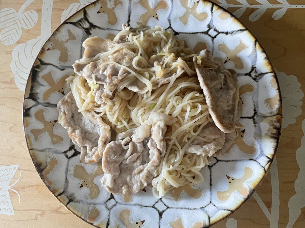 炒めそうめんの写真【その1】。豚肉と小口切りのネギで作ったもの。