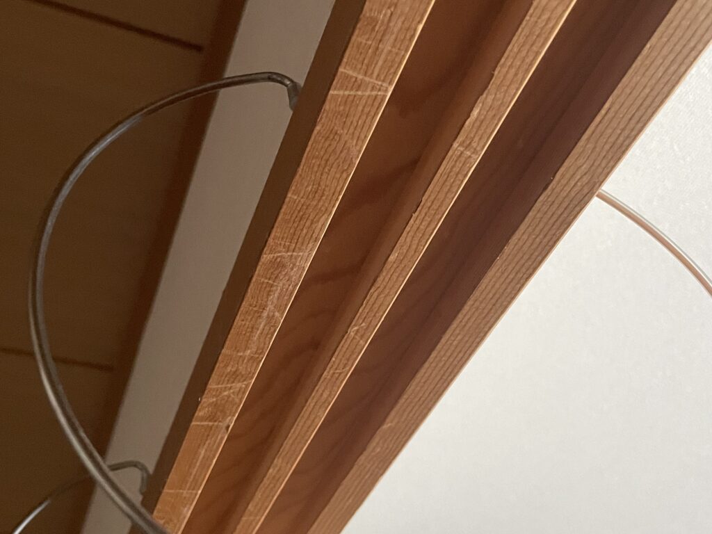 我が家の鴨居の写真、別角度から撮影。