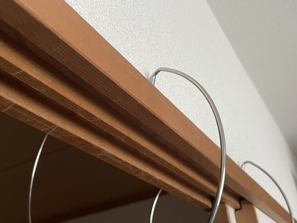 我が家の鴨居の写真、寄りで撮ったもの。