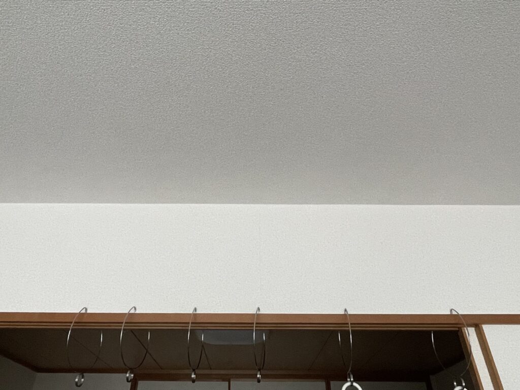 鴨居にセリアの「ステンレスかもいハンガー」を6個挟み込んだ写真