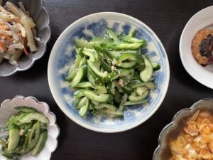 コウケンテツさんのレシピ「きゅうりのナムル」を40代主婦が作ってみた写真。伊藤聡信さん作陶の青印判の中皿に盛り付けてある。