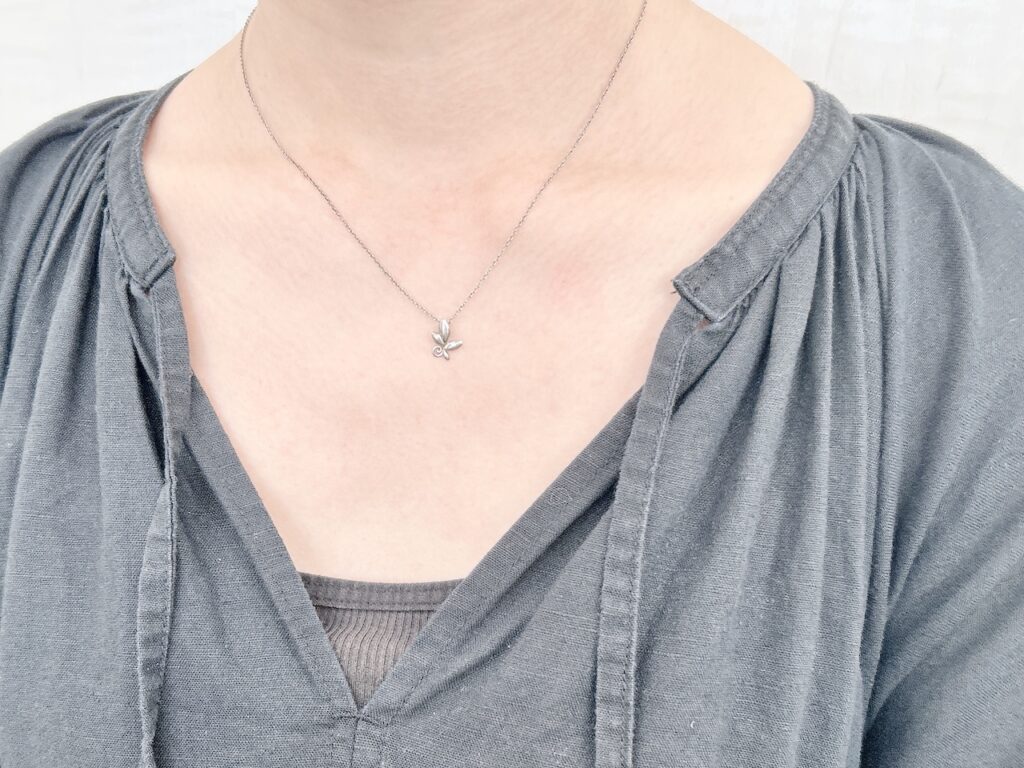 ティファニー　オリーブ リーフ ペンダント着用