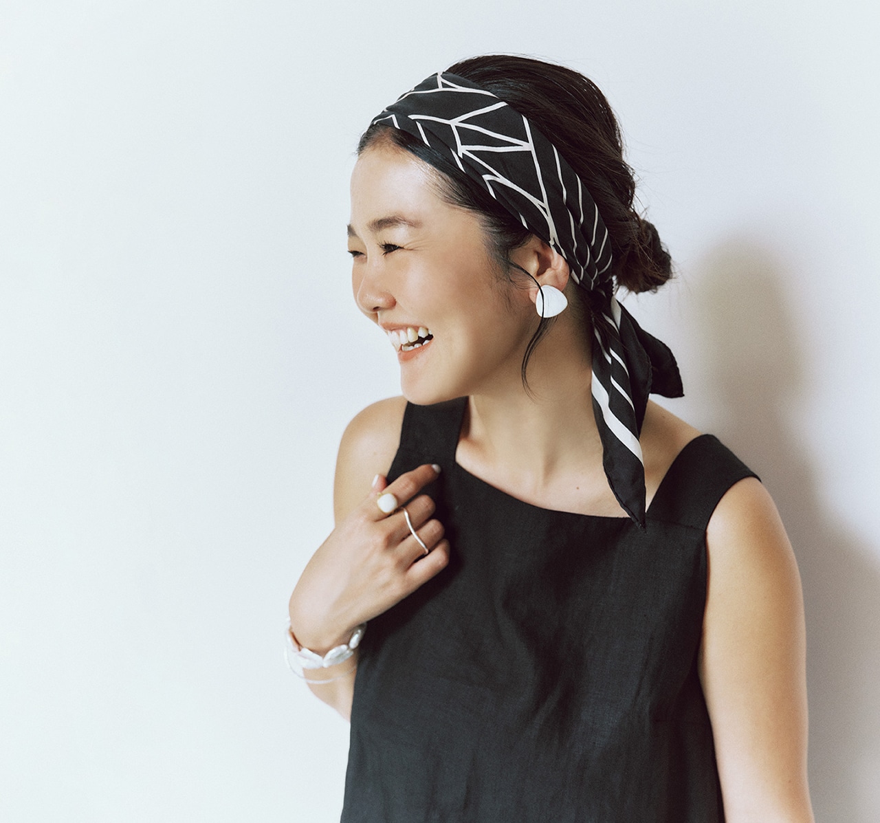 Scarf：VONDEL
Tops：Demi-Luxe BEAMS（.M Line）