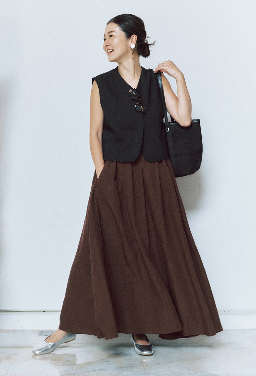 目黒越子さんのDemi-Luxe BEAMSのジレ、スカートコーデ