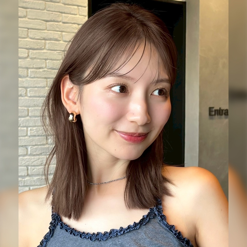 甘さをおさえた大人の顔まわりがポイントの、大人のキレイがたっぷりな洗練された外ハネロブ　アザーカット01