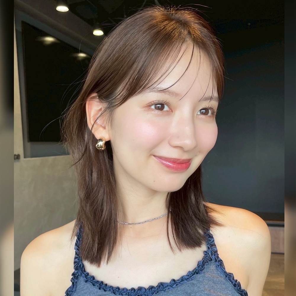 甘さをおさえた大人の顔まわりがポイントの、大人のキレイがたっぷりな洗練された外ハネロブ　アザーカット02