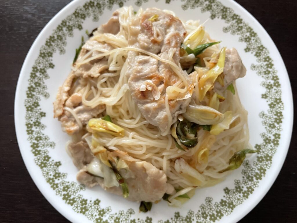 近藤幸子さんのレシピ、炒めそうめんを作ってみた写真【その2】。豚肉＋白ネギの斜め切りで作ってみたもの。