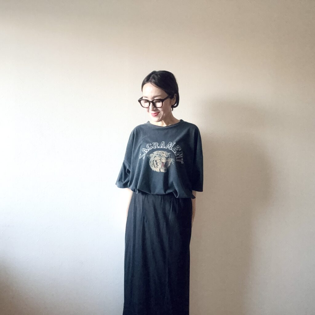 REMI RELIEF/レミレリーフ 別注 ビッグシルエット SP加工プリントTシャツ、AP STUDIO スカート、ＧＵ　サングラス