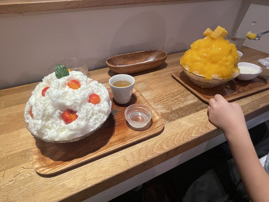 カフェクノップゥのかき氷。カウンター席で頂く「さくらんぼミルク」かき氷と「マンゴーミルク」かき氷。