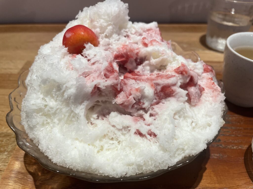 カフェクノップゥのかき氷「さくらんぼミルク」の中身。ラズベリーソースがたっぷり入っている。
