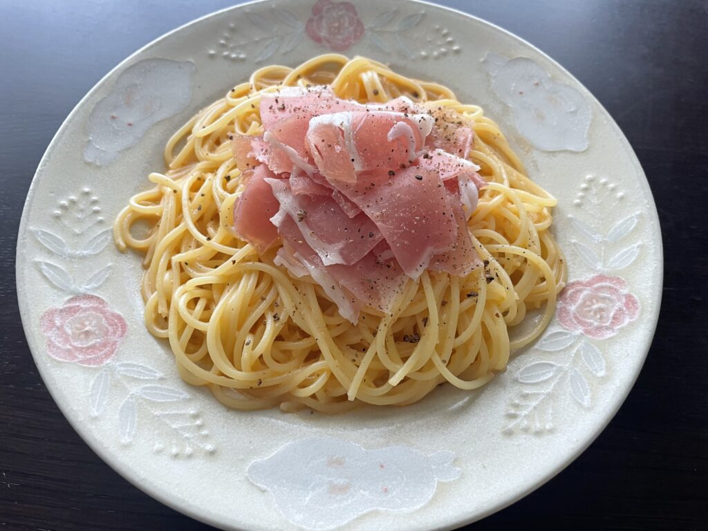 長谷川あかりさんのレシピ「フライパンいらずカルボナーラ」を40代主婦が作ってみた写真。中村かりんさん作陶のボウルに盛り付けしている。