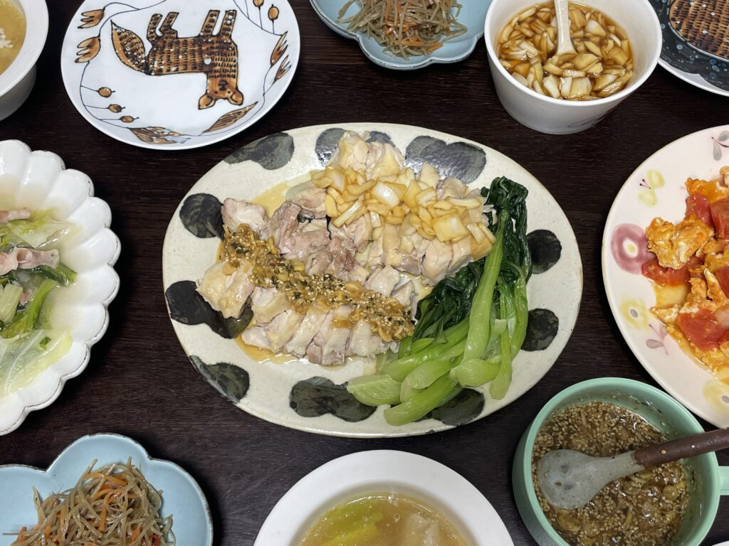 コウケンテツさんのレシピ「ゆで鶏」を40代主婦が作ってみた写真【その2】刻み玉ねぎ甘酢ダレとパジャン(ねぎダレ)を添えて。