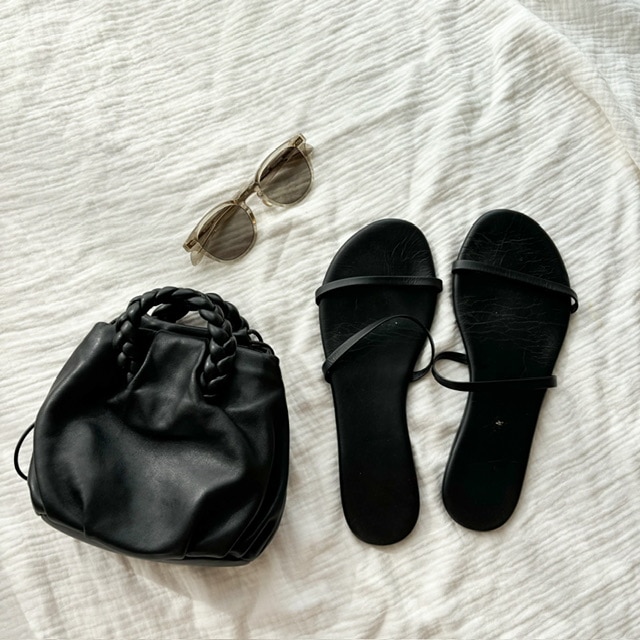 TKEESのサンダル、HEREUのBOMBONバッグ、サングラス