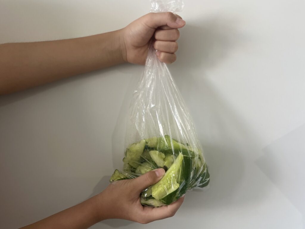 きゅうりをポリ袋に入れて、「簡単きゅうりのみそ漬け」を作る様子