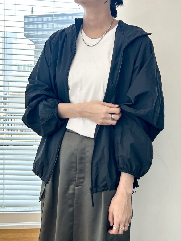 ユニクロ ポケッタブルUVカットパーカのブラックの着用