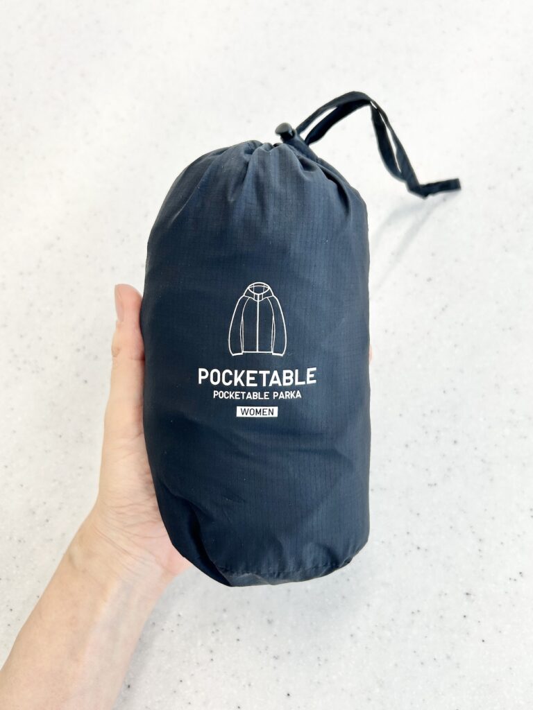 ユニクロ ポケッタブルUVカットパーカを収納した状態