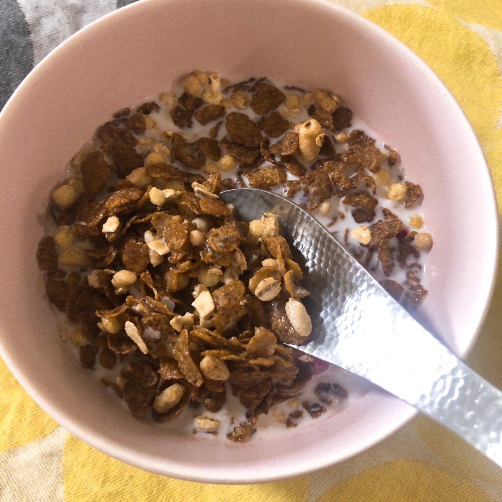 素材まるごとグラノラ ホテルニューオータニ 脂質79%オフ 花や具フルーティショコラ　ケロッグ