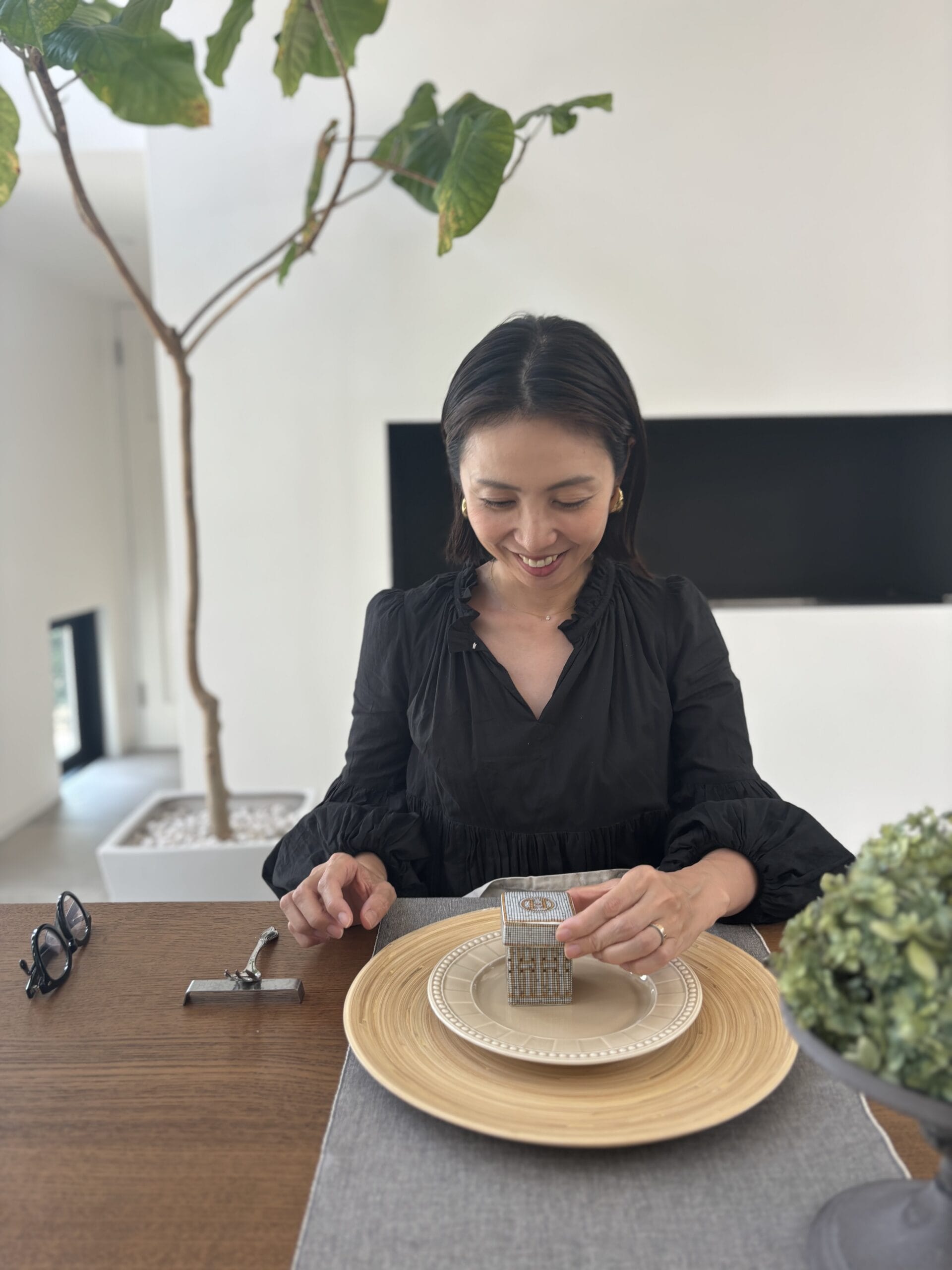 「MARIHA（マリハ）」のワンピースを着用した川口ゆかりさん