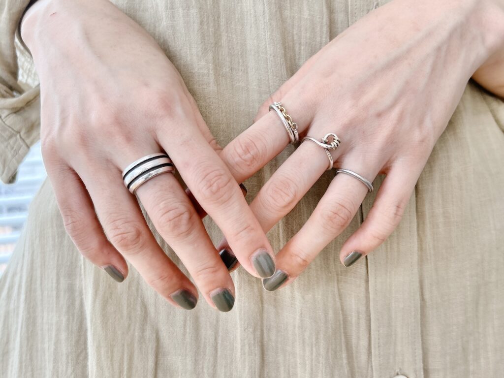 ティファニー、テン、アンバイヨシダトモヨのリングコーデ