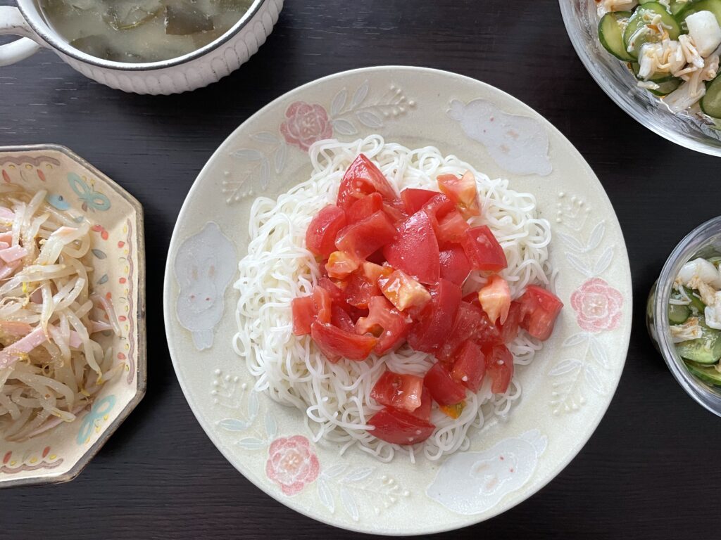しらいのりこさんのレシピ「トマトそうめん」を40代主婦が作ってみた写真。中村かりんさん作陶の深皿に盛り付けしている。