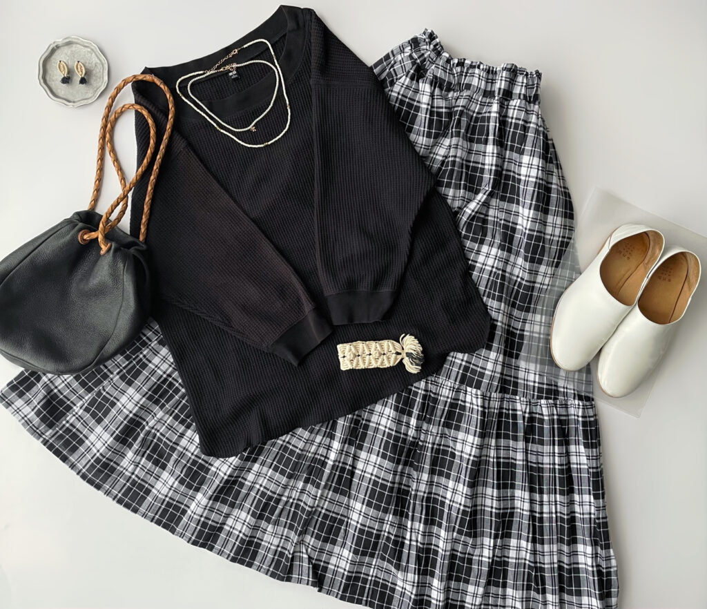 40代女性の2025年8月初旬コーデのフラットレイ画像【その4】