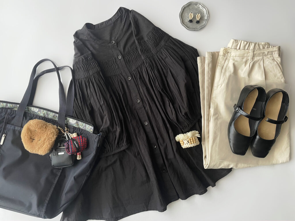 40代女性の2025年8月初旬コーデのフラットレイ画像【その2】