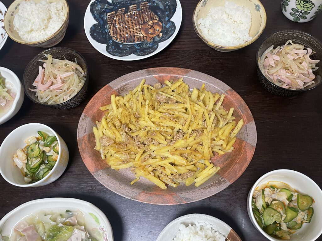 今井亮さんのレシピ「ひき肉、じゃがいもの塩炒め」を40代主婦が作ってみた写真。もやし抜きで。