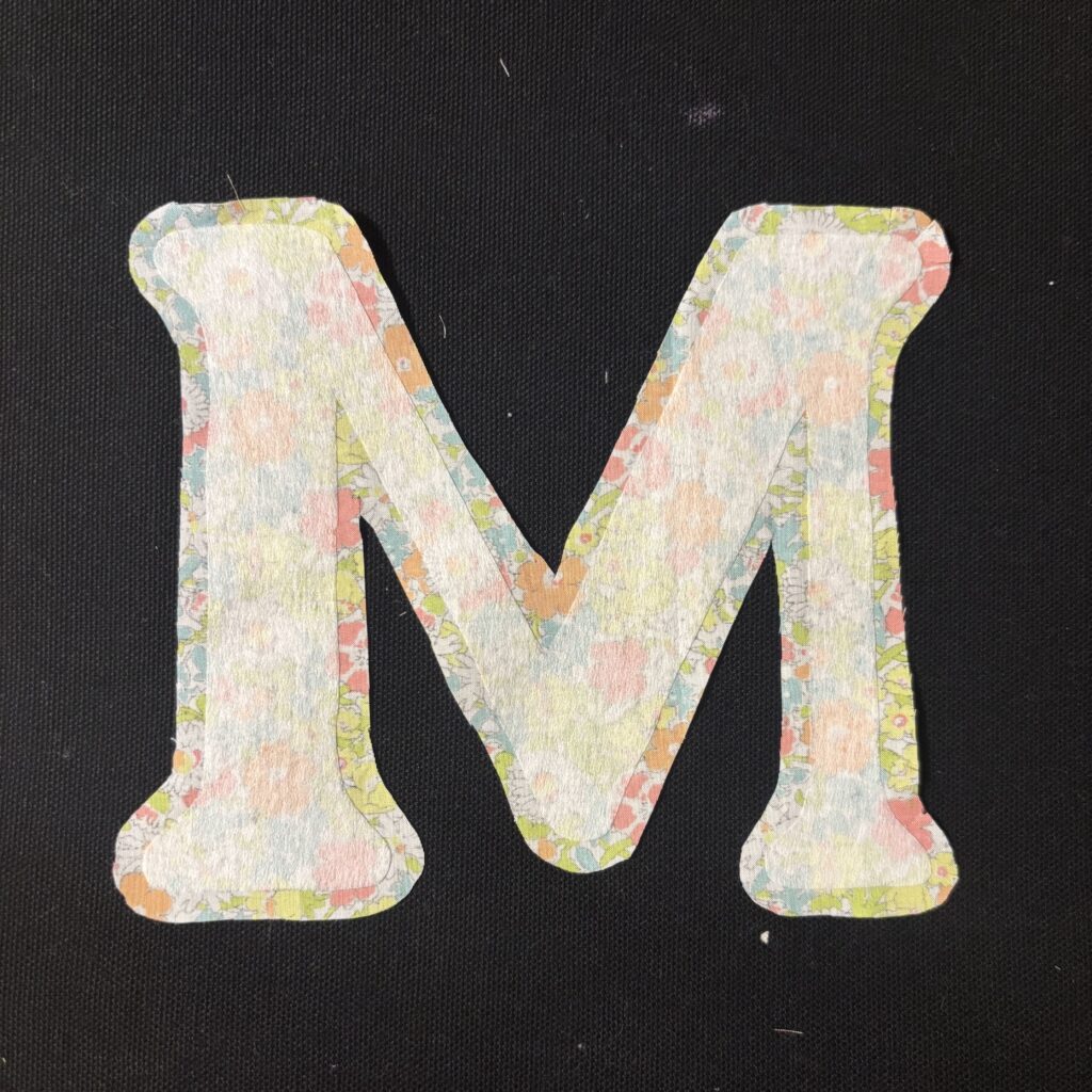 リバティ生地で作ったイニシャル「M」のワッペン