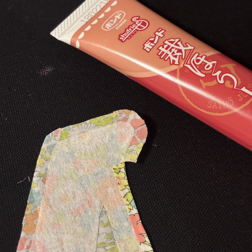 接着芯に布を貼り付けていく様子