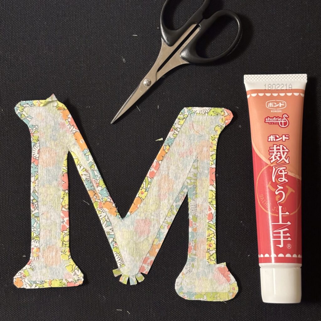 リバティ生地のハギレ、接着芯、ハサミ、布用ボンド