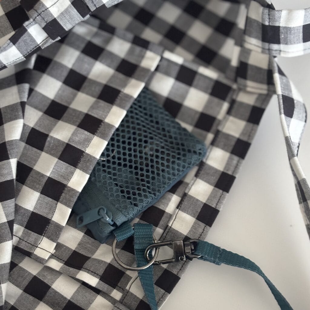 ギンガムチェックのトートバッグの内ポケット