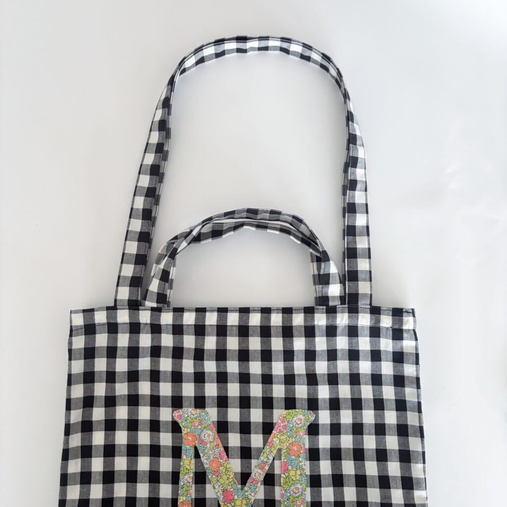 ギンガムチェックのトートバッグの持ち手部分