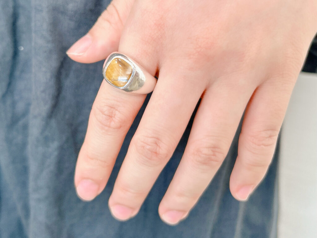 LORO（ロロ）のタイガーアイのリングを着用
