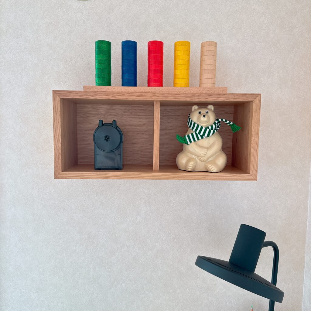 無印良品　壁に付けられる家具箱　子どもの作品コーナー
