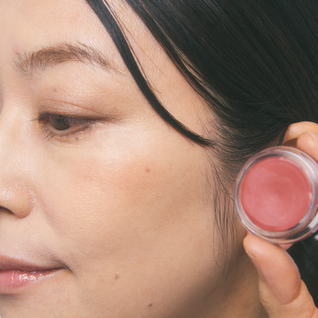 ニュアンス シャドウ スティックの【EX01 Soryuushi〈素粒子〉】、ニュアンス フェイスカラーの【EX04 Yakiringo〈焼き林檎〉】、ニュアンス リップグロスの【14 Utautai〈唄うたい〉】を使用。