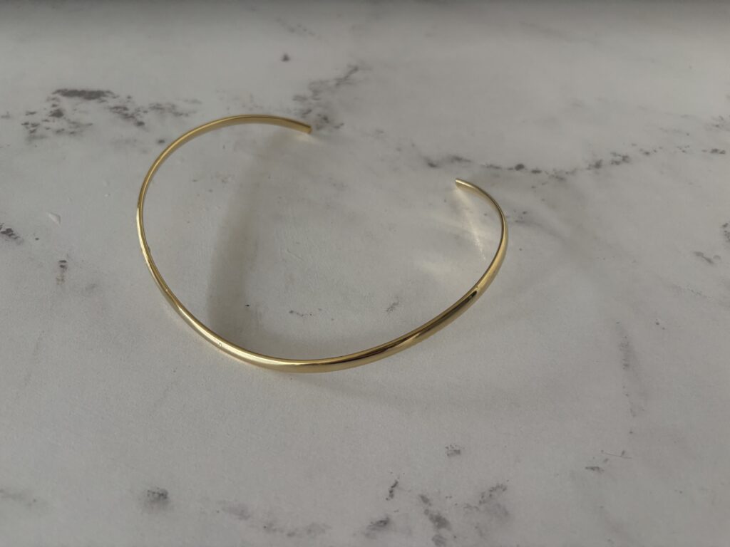 「ガリャルダガランテ」のゴールドのネックカフ