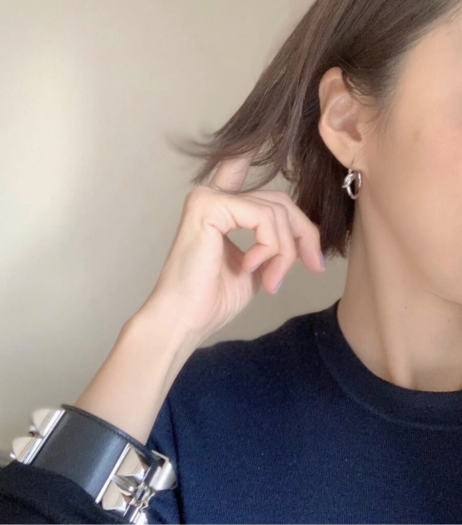 エルメスのバングルを着用