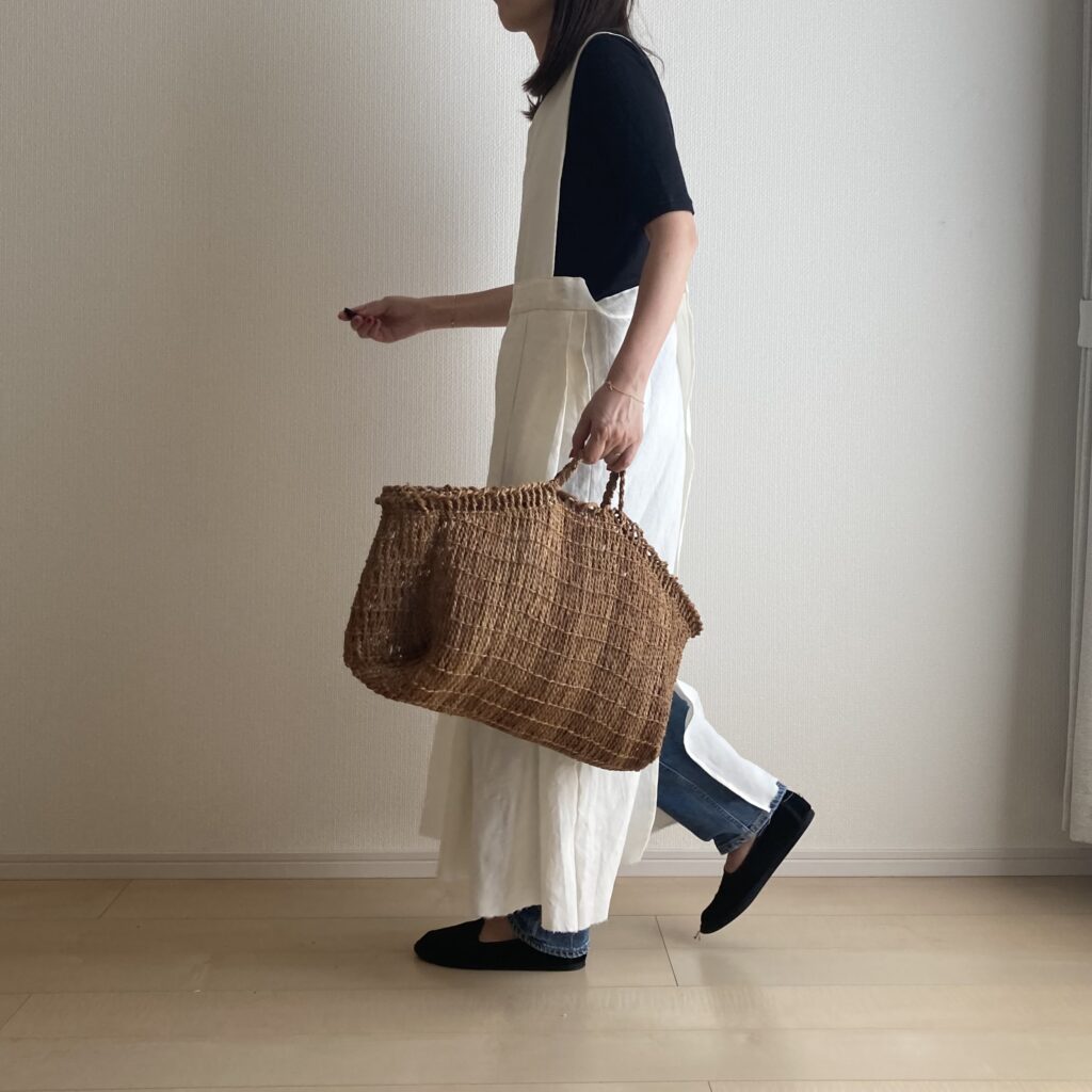 40代女性のかぶるだけエプロンを着てお買い物