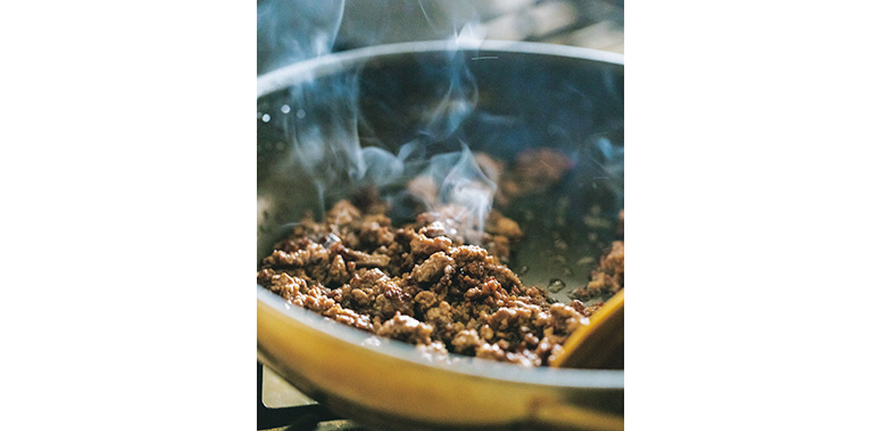 ひき肉は余計な水分を飛ばし、パチパチと音が出るまでしっかり炒めると、うま味が引き出せる