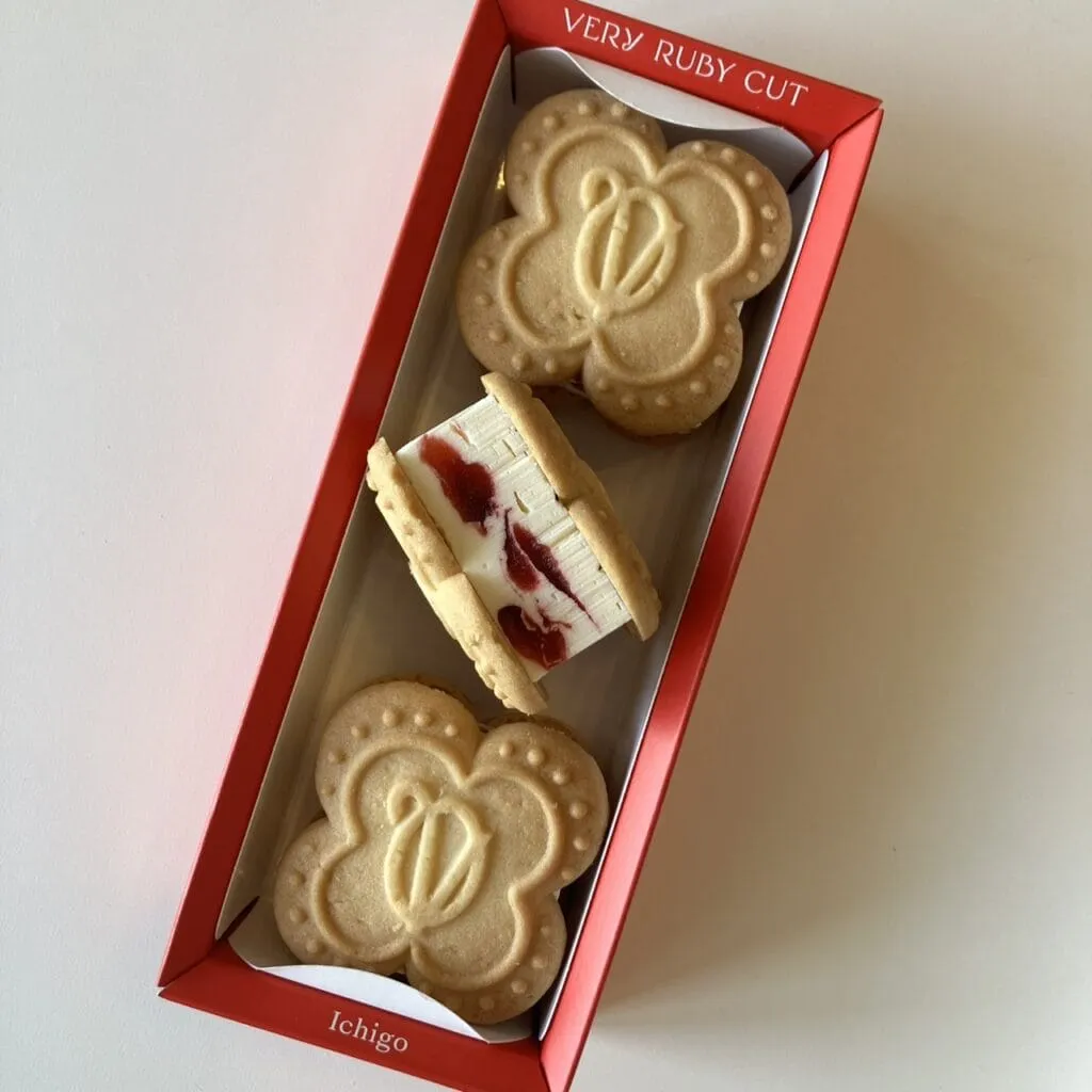 VERY RUBY CUT　いちごバターサンド　中身