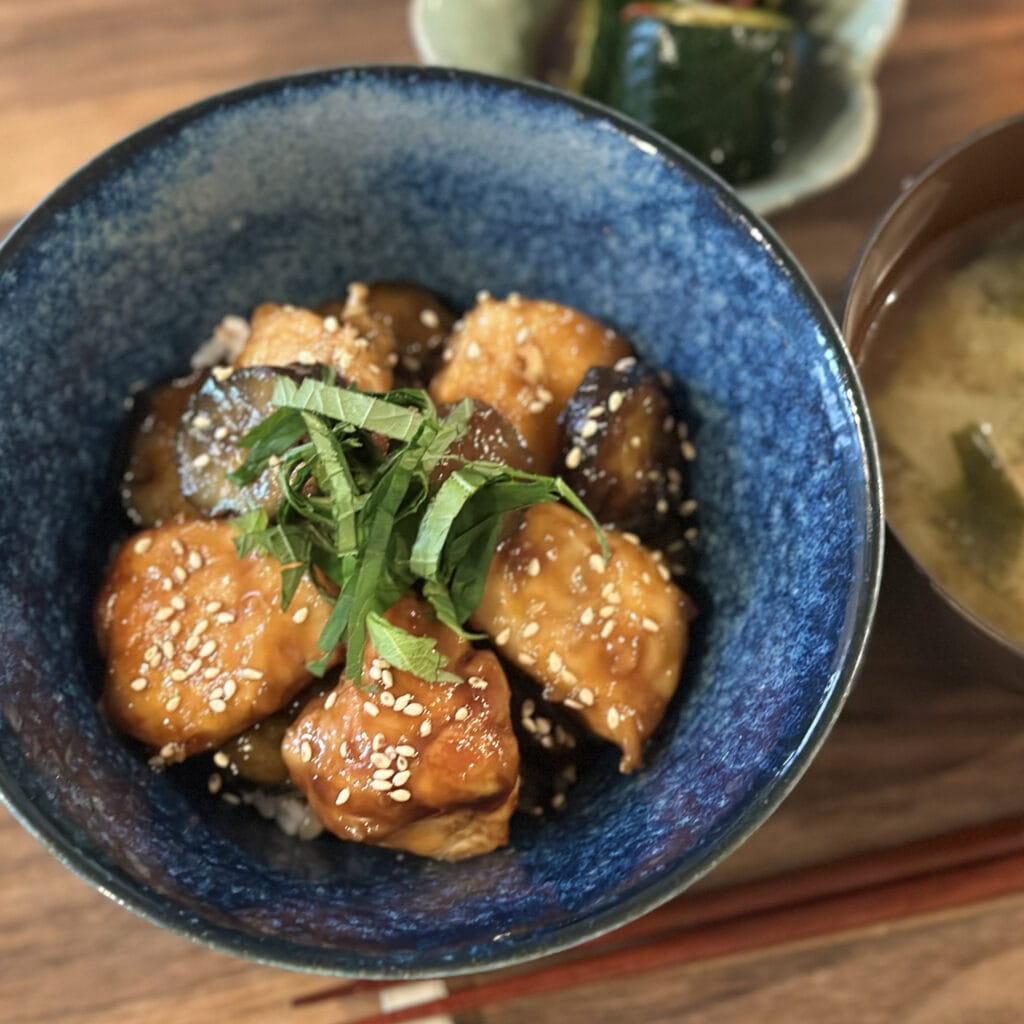 おいしいLEEレシピ 鶏むねとなすのしょうが炒め丼／市瀬悦子さんレシピ