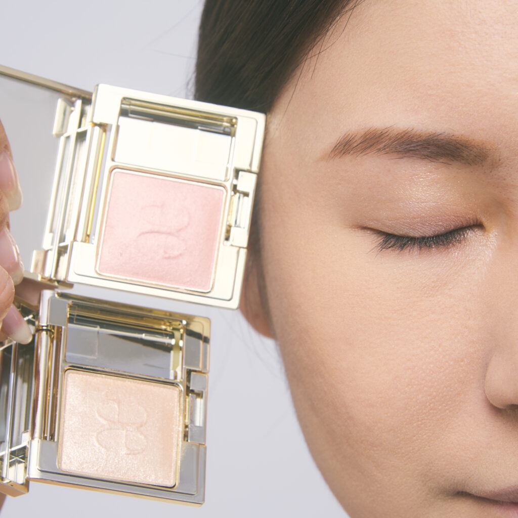 プレジール アイズの【08 シマーベージュ】【04 フェミニンピンク】を使用。