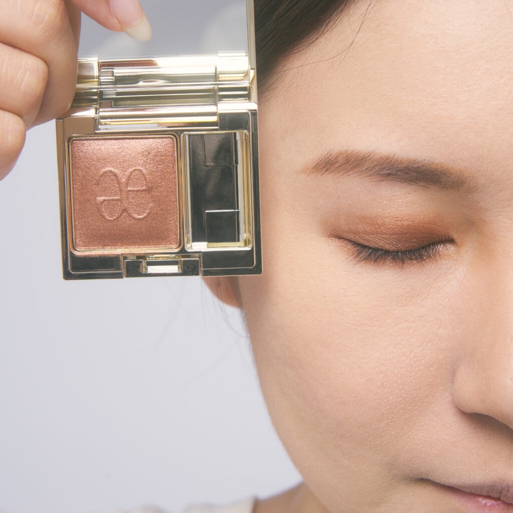 【16 ショコラブラウン】を単色で使用。