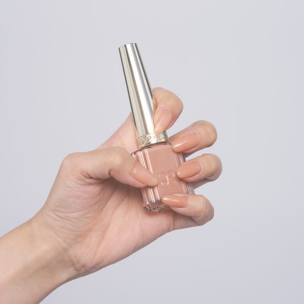 【01 深みのあるアプリコットオレンジ】を使用。