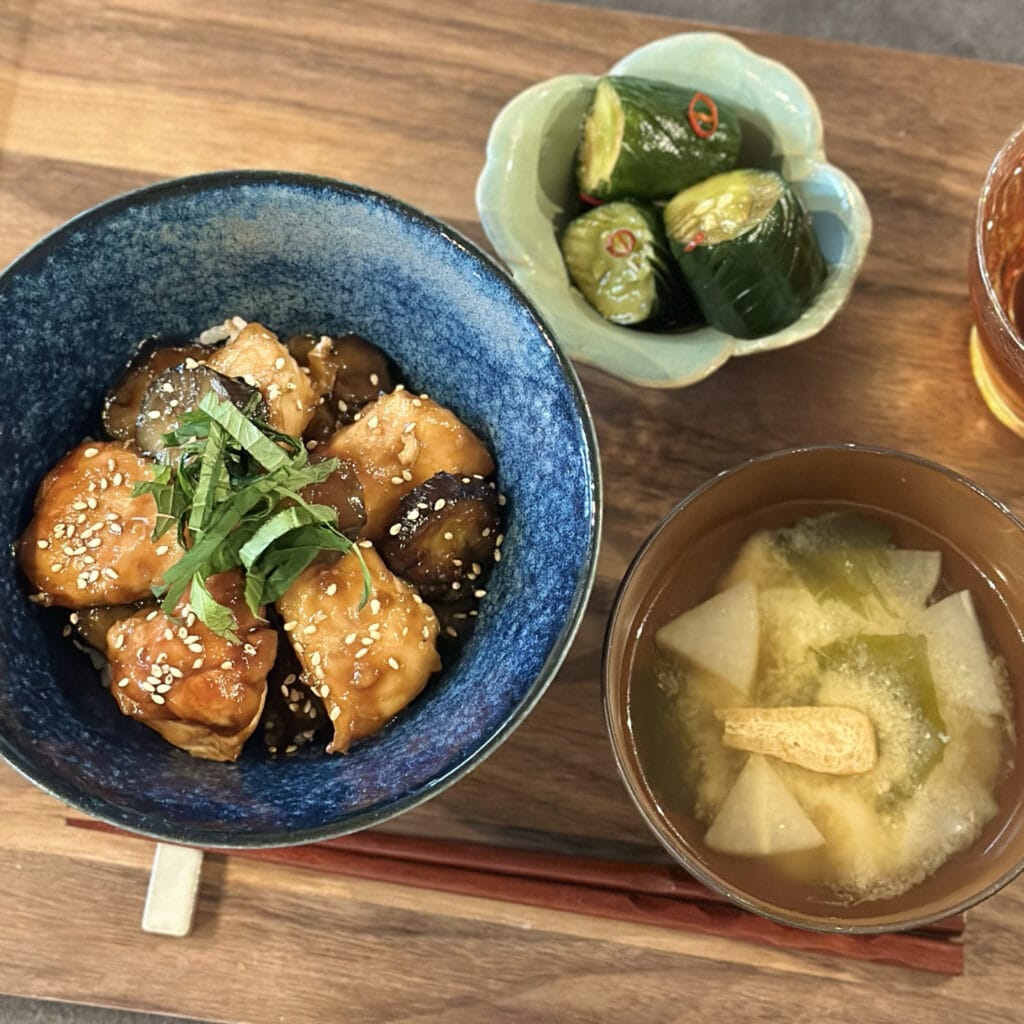 おいしいLEEレシピ 鶏むねとなすのしょうが炒め丼／市瀬悦子さんレシピ