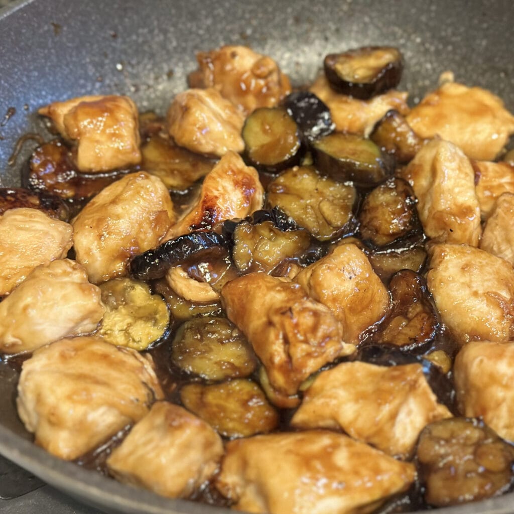 おいしいLEEレシピ 鶏むねとなすのしょうが炒め丼／市瀬悦子さんレシピ