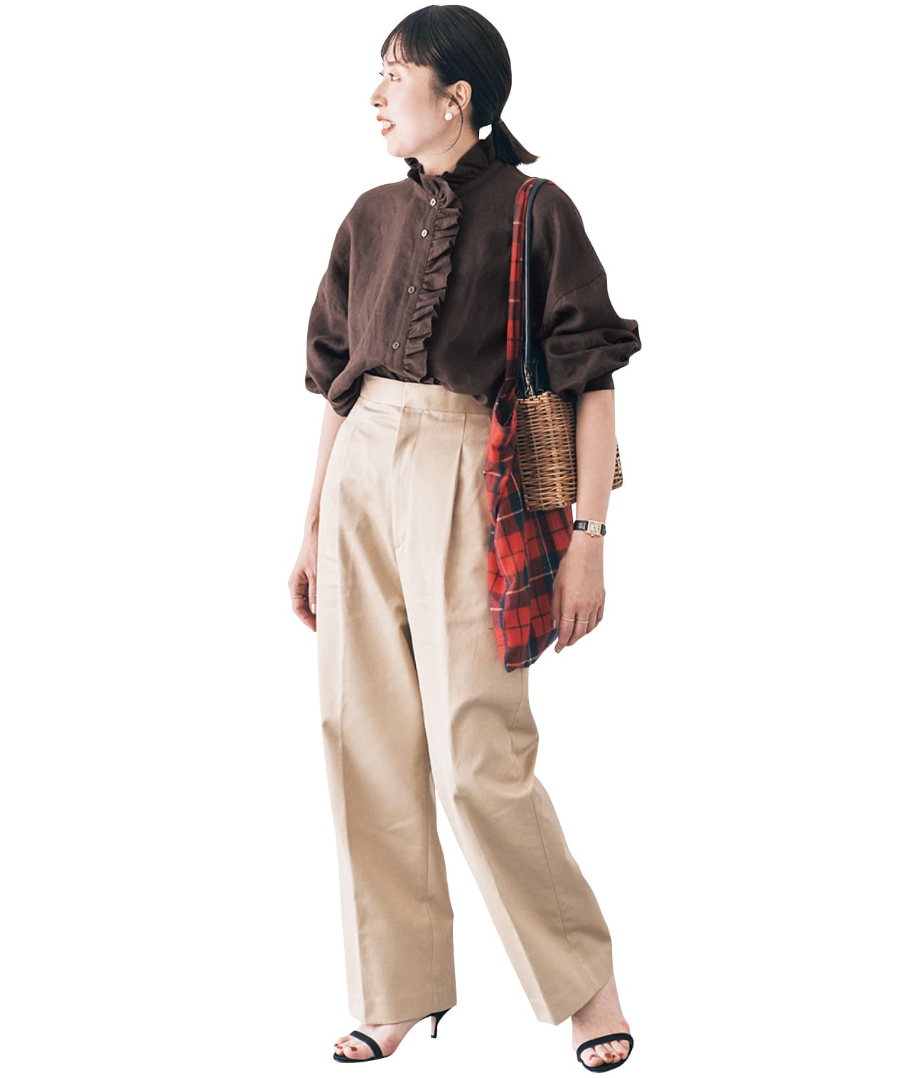 石上美津江さんのLEE限定 12closet（トゥエルブクローゼット）【洗える】【石上美津江さんコラボ】リネンフリルブラウスとLEE限定 R&D.M.Co-（アールアンドディーエムコー）【洗える】【石上美津江さん別注】R.D.M EMBROIDERY TOTE BAGのコーデ