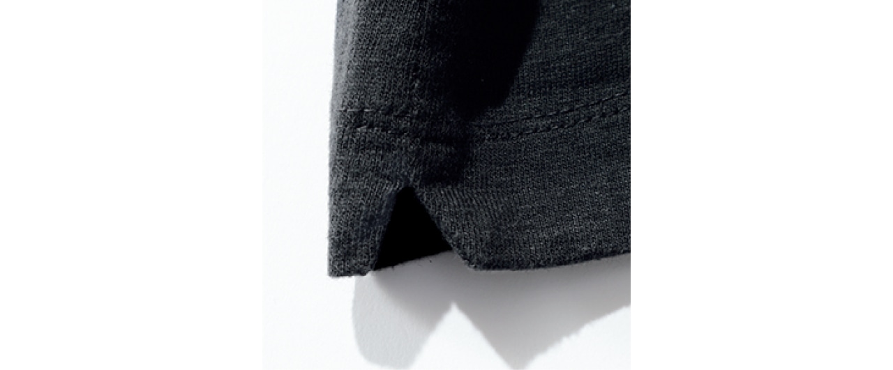 裾の控えめなサイドスリットが、タックアウトコーデに適度な抜け感をもたらします。